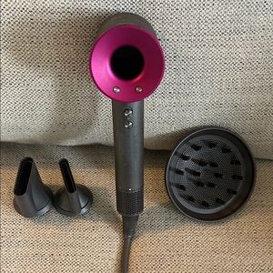 Dyson Supersonic HD01 Works Perfectly Iron/Fuchsia with 3 magnetic attachments!